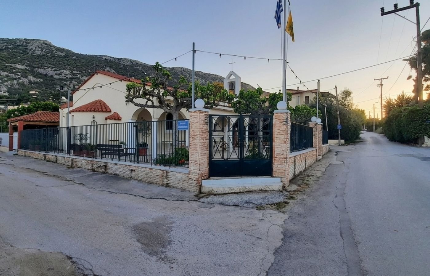 Η εκκλησία της Αγίας Παρασκευής στο Πόρτο Ράφτη κατά τη διάρκεια του ηλιοβασιλέματος