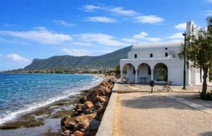 Οι πιο όμορφες εκκλησίες στο Πόρτο Ράφτη δίπλα στη θάλασσα