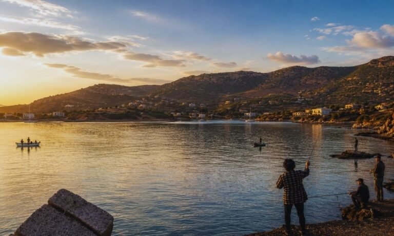 Ψαράδες στο Πόρτο Ράφτη την ώρα του ηλιοβασιλέματος με θέα τον κόλπο και τους λόφους της περιοχής. Απεικόνιση παλιάς εποχής.