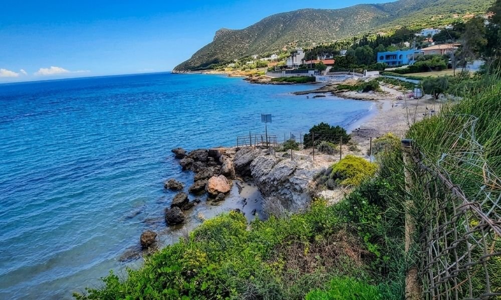Παραλία Πανόραμα στο Πόρτο Ράφτη με θέα από ψηλά.