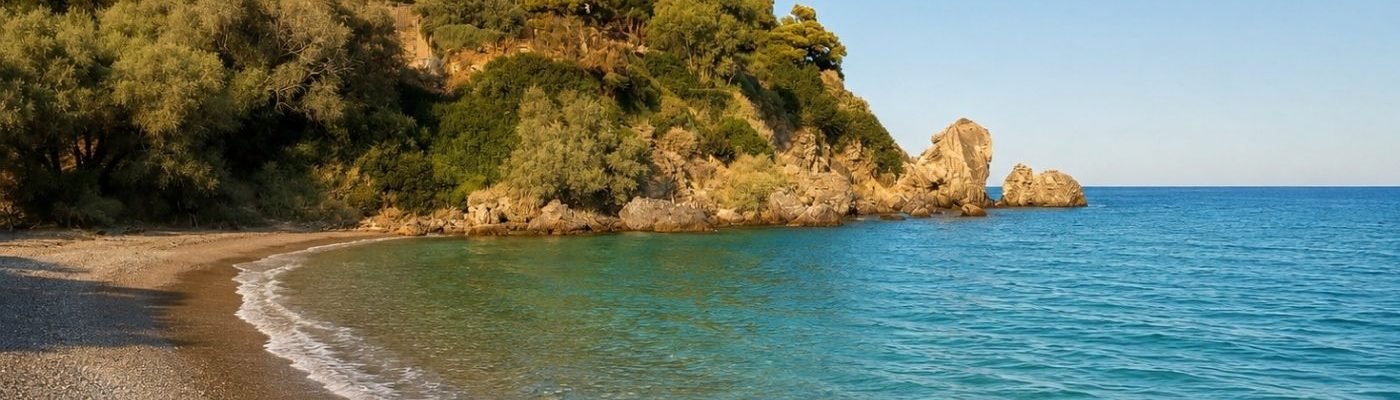 Παραλία Ερωτοσπηλιά στο Πόρτο Ράφτη με γαλαζοπράσινα νερά