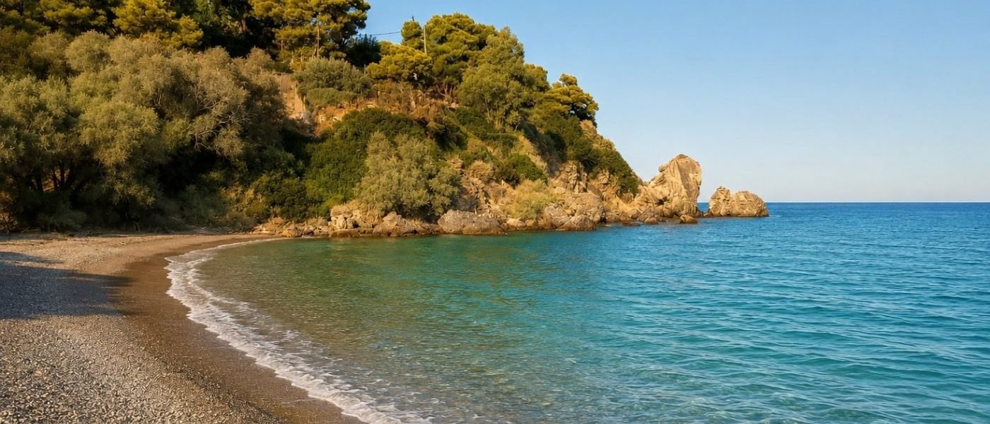 Παραλία Ερωτοσπηλιά στο Πόρτο Ράφτη με γαλαζοπράσινα νερά